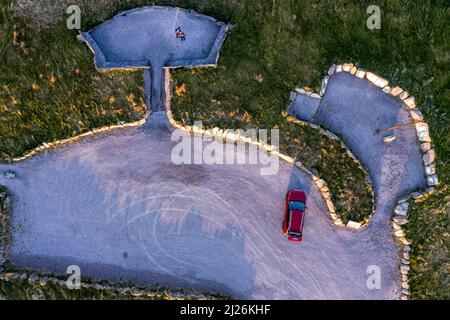 Tir de drone en hauteur de deux personnes dans le parking sur la montagne Geokauan Valentia Island County Kerry, Irlande Banque D'Images