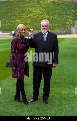 Le batteur de la reine Roger Taylor avec sa femme Sarina, après avoir été fait OBE par le prince de Galles lors d'une cérémonie d'investiture au château de Windsor. Date de la photo: Mercredi 30 mars 2022. Banque D'Images