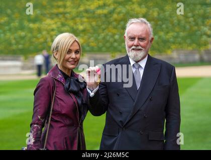 Le batteur de la reine Roger Taylor avec sa femme Sarina, après avoir été fait OBE par le prince de Galles lors d'une cérémonie d'investiture au château de Windsor. Date de la photo: Mercredi 30 mars 2022. Banque D'Images