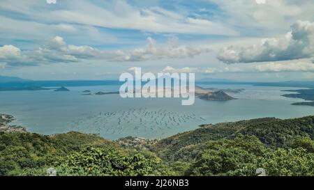 Vue sur le lac Taal et le volcan depuis la ville de Tagaytay, Philippnes Banque D'Images