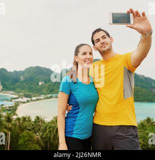 Quelque chose à envoyer à la maison à nos parents. Photo d'un jeune couple heureux prenant un selfie sur une île de vacances. Banque D'Images