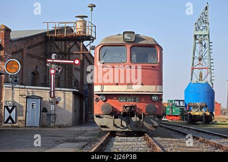 23 mars 2022, Saxe-Anhalt, Staßfurt: Des véhicules historiques de l'ancien Reichsbahn allemand sont dans les locaux de l'Eisenbahnfreunde Traditionsbahnbetriebswerk Stassfurt e.V.. Du trajet en taxi sur une locomotive à vapeur à l'exposition de véhicules routiers historiques, le club offre une variété de services aux fans du chemin de fer. Photo: Peter Gercke/dpa-Zentralbild/ZB Banque D'Images