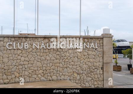 S'Arenal, Espagne ; 13 2022 mars : panneau d'entrée au yacht club de s'Arenal par une journée nuageux. Île de Majorque, Espagne Banque D'Images