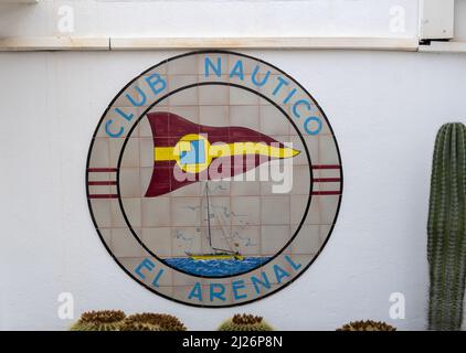 S'Arenal, Espagne ; 13 2022 mars : panneau d'entrée au yacht club de s'Arenal par une journée nuageux. Île de Majorque, Espagne Banque D'Images