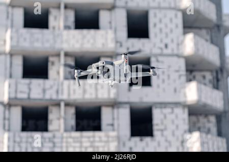 Un drone s'envolera près de structures en béton. Observations sur la construction. Technologie moderne Banque D'Images