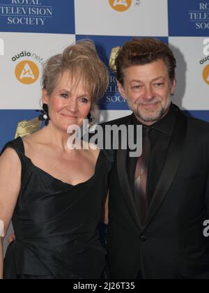 Lorraine Ashbourne et Andy Serkis arrivent pour les Royal Television Society Program Awards à la Grosvenor House de Mayfair, Londres, Royaume-Uni Banque D'Images