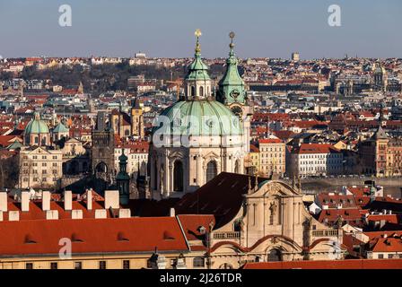 Eglise Saint-Nicolas et panorama de Prague historique et nouveau bâtiment. République tchèque. Banque D'Images