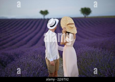 Jeune couple dans un champ de lavande en Provence France Banque D'Images