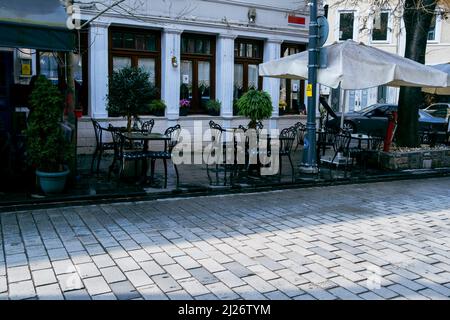 Table de chaise de cafétéria située au-dessus de la rue. Extérieur d'un café dans les rues Kuzguncuk, Istanbul. Banque D'Images