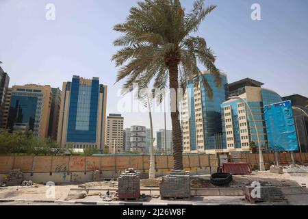 Doha, Qatar. 29th mars 2022. Les travaux de construction peuvent être vus sur la promenade de la Corniche. Doha accueillera le Congrès de la Fifa le 31 mars et le tirage au sort de la coupe du monde 2022 au Qatar le 1 avril. Credit: Christian Charisius/dpa/Alay Live News Banque D'Images