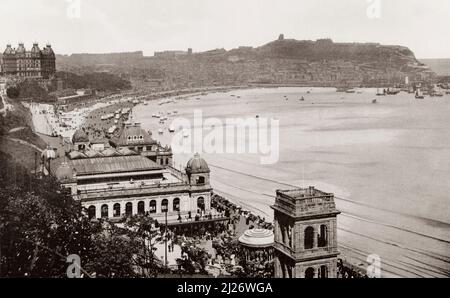 Vue générale de South Bay, Scarborough, North Yorkshire, Angleterre, vue ici au 19th siècle. De la côte, un album de photos de photos du chef des lieux d'intérêt de la mer en Grande-Bretagne et en Irlande publié Londres, 1895, par George Newnes Limited. Banque D'Images