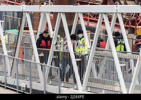 Dover, Royaume-Uni. 28th mars 2022. Les migrants sont amenés à terre à Douvres. Sky News rapporte qu'un second ferry P&O, le Pride of Kent, a été arrêté après avoir échoué aux contrôles de sécurité des autorités, dans le contexte de la réaction violente de l'entreprise à propos de la décision de remplacer 800 marins par des équipages moins bien payés. (Photo par Edward Crawford/SOPA Images/Sipa USA) crédit: SIPA USA/Alay Live News Banque D'Images