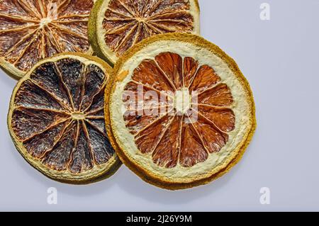 Tranches de Bergamot séchées sur un fond de visionneuse Uni Banque D'Images