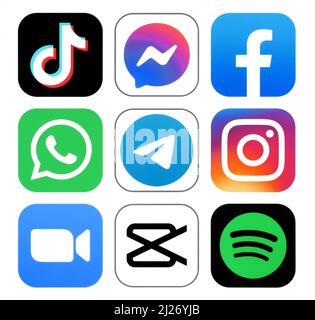 Kiev, Ukraine - 08 février 2022: Ensemble des applications mobiles les plus populaires dans le monde: TikTok, Messenger, Facebook, WhatsApp, Telegram, Instagram, Zoom, Cap Banque D'Images