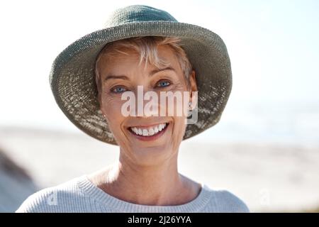 Il n'y a pas de place ID plutôt être. Portrait court d'une belle femme mûre debout sur la plage. Banque D'Images