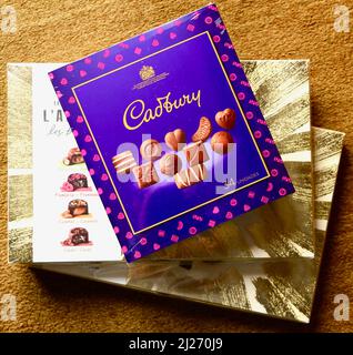 Photo d'une boîte de chocolats Cadbury sur des boîtes de chocolats Nestlé distribuées en Espagne et non ouvertes Banque D'Images