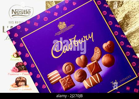 Photo d'une boîte de chocolats Cadbury sur des boîtes de chocolats Nestlé distribuées en Espagne et non ouvertes Banque D'Images