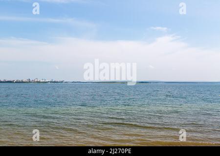 Le remblai de la rivière Angara et la plage de la ville d'Irkoutsk. Banque D'Images