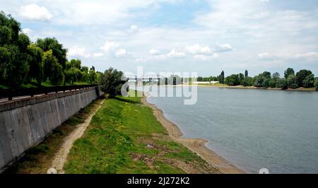 Bender près de Tiraspol, Transnistrie, Moldova: Vue sur la Dniester à Bender, la deuxième ville de Transnistrie. Banque D'Images