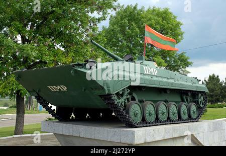 Bender près de Tiraspol, Transnistrie, Moldova : gros plan du Monument du char au Mémorial de la gloire militaire à Bender avec drapeau de Transnistrie. Banque D'Images