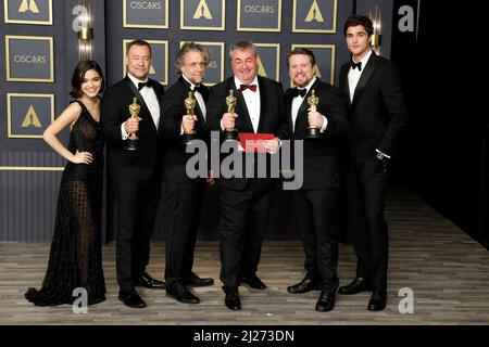 Rachel Zegler, Brian Connor, Paul Lambert, Gerd Nefzer, Tristan Myles, Jacob Elordi dans la salle de presse pour 94th Academy Awards - salle de presse 2, Dolby Theatre, Los Angeles, CA 27 mars 2022. Photo de : Collection Priscilla Grant/Everett Banque D'Images