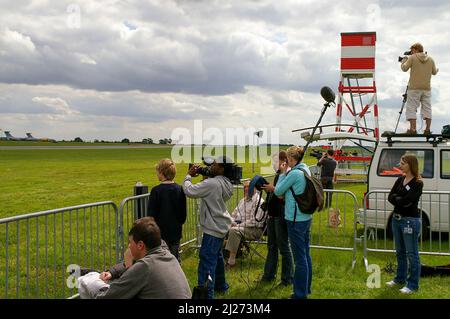 Zone des médias au salon de l'air de la RAF Waddington en 2007. Équipes de caméras et assistants couvrant l'événement. L'événement populaire du Lincolnshire a cessé en 2014 Banque D'Images