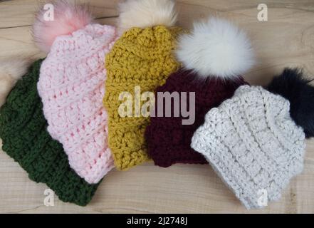 Une photo de cinq chapeaux tricotés à la main colorés Banque D'Images