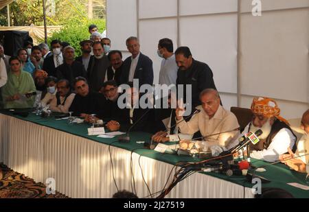 Islamabad, Pakistan. 30th mars 2022. Le chef de l'opposition pakistanaise, Bilawal Bhutto Zardari (C), ainsi qu'un partenaire de la coalition gouvernementale et le chef du mouvement Muttahida Qaumi (MQM-P), Khalid Maqbool Siddiqui (R), s'expriment lors d'une conférence de presse. L'avenir du Premier ministre pakistanais Imran Khan semblait de plus en plus incertain après qu'un partenaire clé de la coalition ait changé d'allégeance avant un vote de censure parlementaire. (Photo de Raja Imran/Pacific Press) crédit: Pacific Press Media production Corp./Alay Live News Banque D'Images