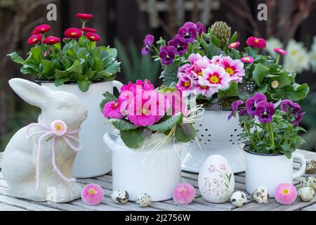 décoration de pâques avec lapin de pâques et fleurs de printemps roses dans des pots vintage Banque D'Images