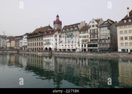 LUCERNE, SUISSE - 17 MARS 2022 : la rivière Reuss, traversant la ville centrale de Lucerne, la plus grande ville populeuse du centre de la Suisse, Banque D'Images