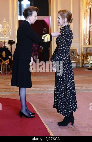 Geneviève Ballard, également connue sous le nom d'Alison Moyet, de Hove, est fait un MBE (membre de l'ordre de l'Empire britannique) par la princesse Royale au château de Windsor. Date de la photo: Mercredi 30 mars 2022. Banque D'Images