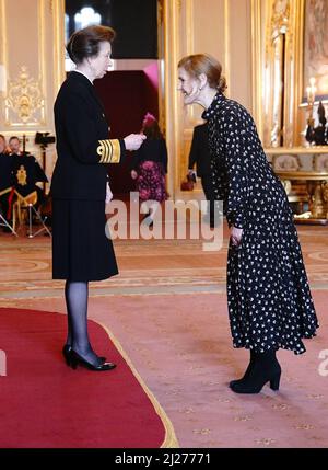 Geneviève Ballard, également connue sous le nom d'Alison Moyet, de Hove, est fait un MBE (membre de l'ordre de l'Empire britannique) par la princesse Royale au château de Windsor. Date de la photo: Mercredi 30 mars 2022. Banque D'Images