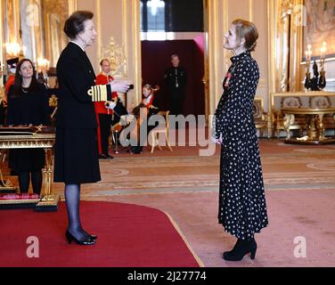 Geneviève Ballard, également connue sous le nom d'Alison Moyet, de Hove, est fait un MBE (membre de l'ordre de l'Empire britannique) par la princesse Royale au château de Windsor. Date de la photo: Mercredi 30 mars 2022. Banque D'Images