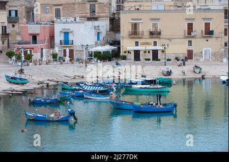 Bisceglie est une petite ville pittoresque avec un port de pêche et une baie à l'intérieur de la ville Banque D'Images