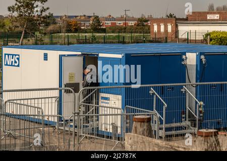Eastbourne, East Sussex, Royaume-Uni. 30th mars 2022. Fin des tests Covid gratuits au Royaume-Uni. Eastbourne, East Sussex, Royaume-Uni. Un site de tests NHS Covid où les tests se terminent oday avec le dernier jour de tests gratuits de Covid NHS dans la plupart des pays du Royaume-Uni et d'autres sites se ferment à partir du 1st avril 2022. Crédit : Repans/Alamy Live News Banque D'Images