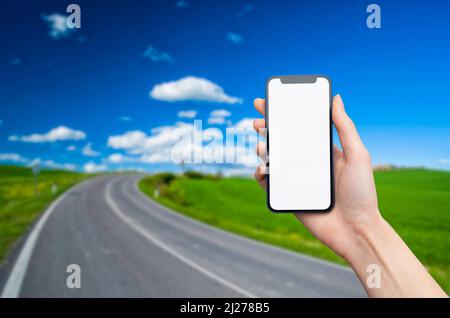 Les mains contiennent un téléphone portable vierge dans la nature Banque D'Images