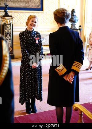 Geneviève Ballard, également connue sous le nom d'Alison Moyet, de Hove, est fait un MBE (membre de l'ordre de l'Empire britannique) par la princesse Royale au château de Windsor. Date de la photo: Mercredi 30 mars 2022. Banque D'Images