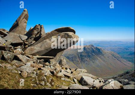 Rock formation sur Bowfell surplombant les Langdale Pikes à Cumbria Banque D'Images