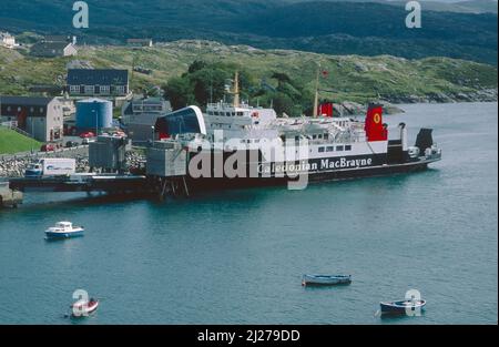 CalMac ferry MV Hebridean Isles à Tarbert sur l'île de Harris en 1996 Banque D'Images