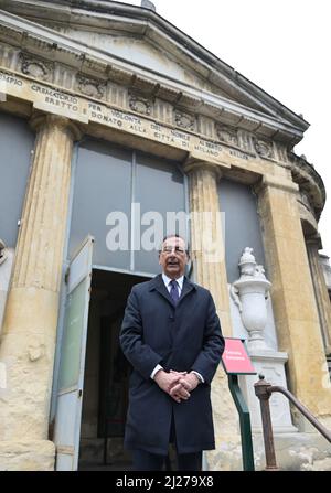 Milan, Italie. 30th mars 2022. Milan, Italie le temple de crématorium du cimetière monumental, dans le cadre de l'Artweek 2022 de Milan, présentera le projet 'Ninna Nanna' de Maurizio Cattelan, exposition de l'œuvre Lullaby (1994). Les gravats de PAC recueillis dans des sacs en plastique sur deux palettes dans la photo: Giuseppe Sala maire de Milan lors de sa visite au cimetière Monumental crédit: Agence de photo indépendante/Alamy Live News Banque D'Images