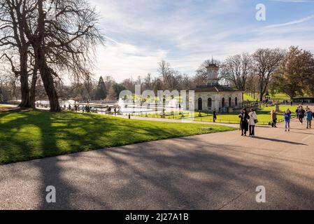 Les arbres jettent de longues ombres dans les jardins italiens de Hyde Park, Londres, lors d'un hiver lumineux et ensoleillé. Banque D'Images