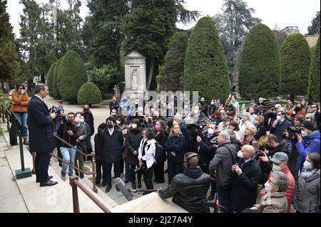 Milan, Italie. 30th mars 2022. Milan, Italie le temple de crématorium du cimetière monumental, dans le cadre de l'Artweek 2022 de Milan, présentera le projet 'Ninna Nanna' de Maurizio Cattelan, exposition de l'œuvre Lullaby (1994). Déchets de PAC recueillis dans des sacs en plastique sur deux palettes dans la photo: Giuseppe Sala maire de Milan avec des conseillers lors de la visite au cimetière Monumental crédit: Agence de photo indépendante/Alamy Live News Banque D'Images