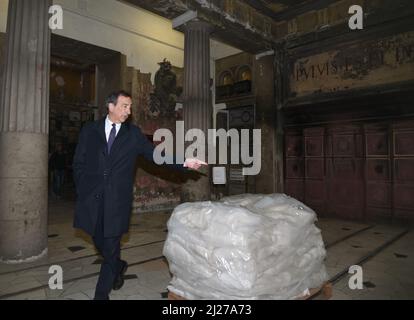 Milan, Italie. 30th mars 2022. Milan, Italie le temple de crématorium du cimetière monumental, dans le cadre de l'Artweek 2022 de Milan, présentera le projet 'Ninna Nanna' de Maurizio Cattelan, exposition de l'œuvre Lullaby (1994). Les déchets de PAC recueillis dans des sacs en plastique sur deux palettes dans la photo: Giuseppe Sala maire de Milan avec Lullaby par Maurizio Cattelan pendant la visite crédit: Agence de photo indépendante/Alamy Live News Banque D'Images