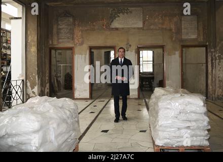 Milan, Italie. 30th mars 2022. Milan, Italie le temple de crématorium du cimetière monumental, dans le cadre de l'Artweek 2022 de Milan, présentera le projet 'Ninna Nanna' de Maurizio Cattelan, exposition de l'œuvre Lullaby (1994). Les déchets de PAC recueillis dans des sacs en plastique sur deux palettes dans la photo: Giuseppe Sala Maire de Milan pendant la visite de Lullaby par Maurizio Cattelan crédit: Agence de photo indépendante/Alamy Live News Banque D'Images