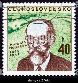 TCHÉCOSLOVAQUIE - VERS 1972 : un timbre imprimé en Tchécoslovaquie montre Antonin Hudecek, peintre tchèque, vers 1972 Banque D'Images