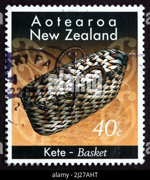 NOUVELLE-ZÉLANDE - VERS 1996 : un timbre imprimé en Nouvelle-Zélande montre basket, Maori Crafts, vers 1996 Banque D'Images