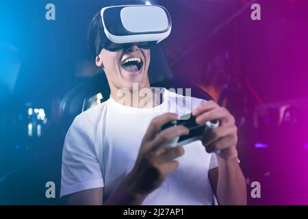 Son si réel, son irréel. Prise de vue d'un jeune homme utilisant 3D lunettes de protection tout en jouant à des jeux sur ordinateur. Banque D'Images