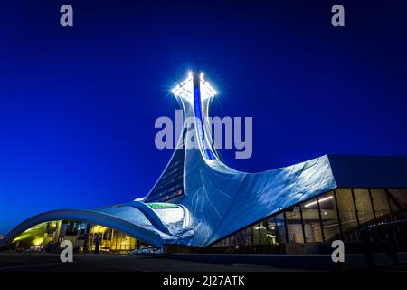 La tour inclinée du Stade olympique de Montréal de 1976 vu de nuit. Banque D'Images