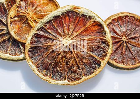 Tranches de Bergamot séchées sur un fond de visionneuse Uni Banque D'Images