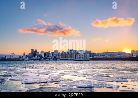 Le vieux port de montréal vu de la ruche du Saint-Laurent en soirée d'hiver Banque D'Images